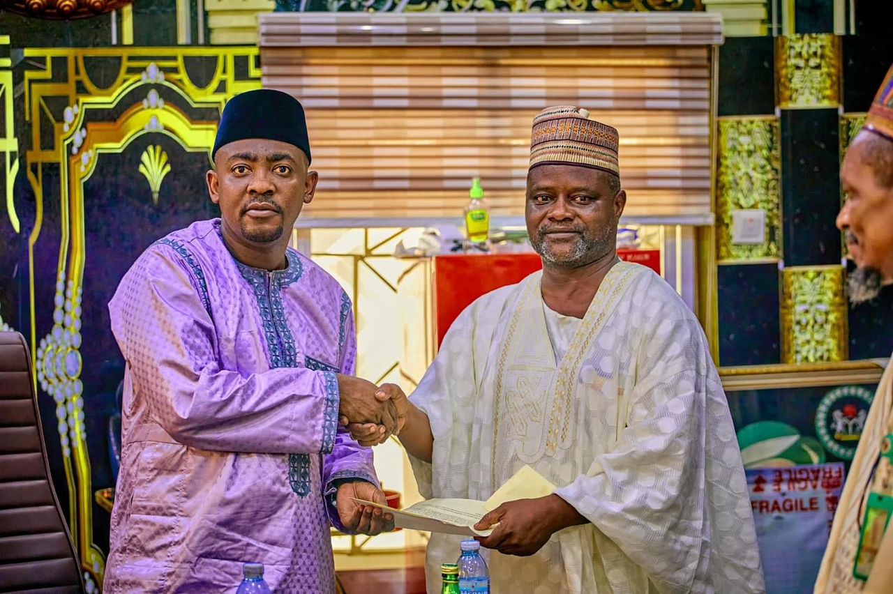 Jami’ar FUDMA Ta Yabawa Farfesa Gwarzo Kan Bada Gudummawar Motocin Daukar Marasa Lafiya Guda Biyu, Da Mota Mai Kujeru 60