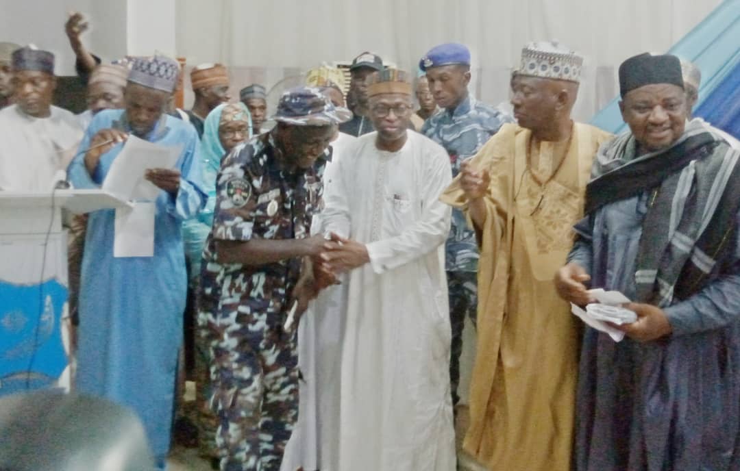 Ba Za Mu Zura Ido Ana Haike Wa Darajar Manzon Allah Ba -Ƙaramin Ministan Gidaje A Rabon Tallafin Ga Sha’irai 500