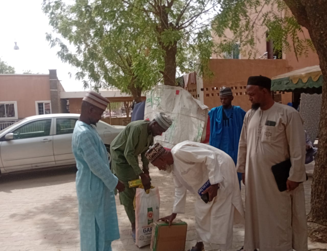 Kungiyar Izala Ta Raba Kayan Abinci Da Tufafi Ga Mabuƙata A Kano